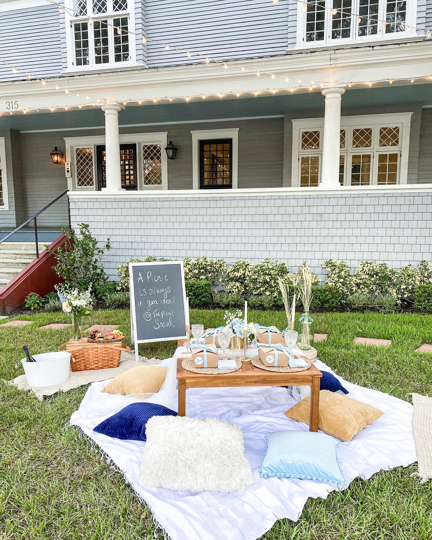 Tampa Bay Picnic: How to Plan a Romantic Picnic for 2