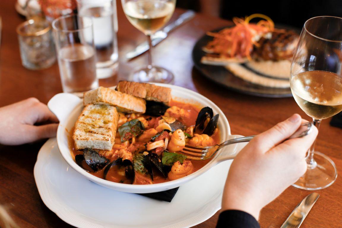 10 DateWorthy Best Tampa Bay Seafood Restaurants