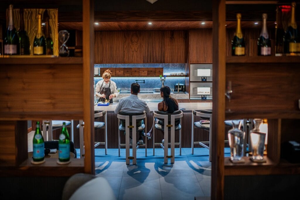 Couple dining at Ômo by Jônt new resstaurant in Orlando - from @ÔmobyJônt