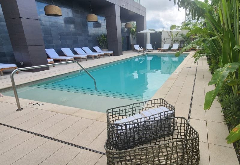 couples can enjoy the ette hotel pool during a romantic weekend getaway in Orlando